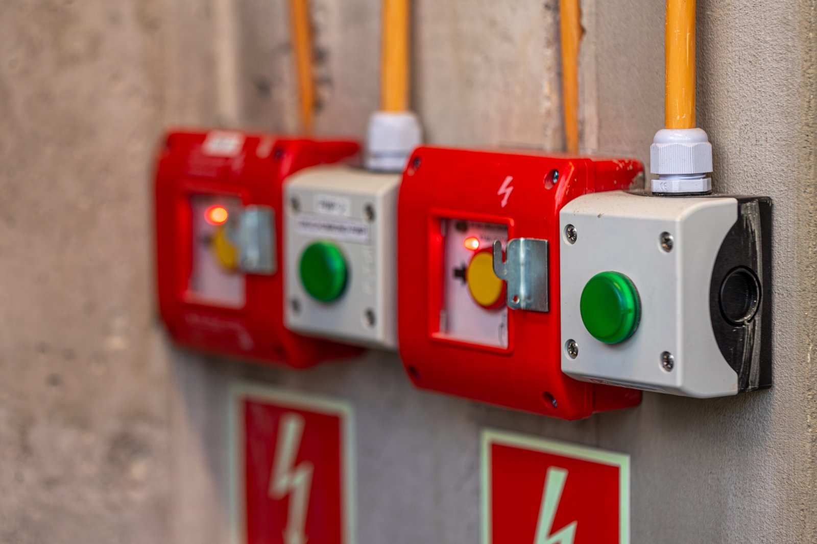 Close-up of a panel with two red emergency stop buttons and two green start buttons in industrial enclosures. Equipment for safety assurance on site. SSUCv3H4sIAAAAAAAAA41Py46DMAz8F59B4hHRhV+p9hASQ60CqRJnqxXKv9ehVHvdnGY88cx4B7IwQI9Vq0xblS02WNb1VJfj14RlZbtpunR9o8wEBVjNCEPdqqZWqmu7vmpUJa+AUQcyMOxAyxIDe83kNhhE8bhZ9AdES+w86UVYKiCw5hgwyJowI96zqAf/+F33PJeCEh7imEEq/jn7LkDPuJnf7J9ykQX1EXcV6f5k9OuZ7fiWK2b48GRom89Ocopb33hznHePBHbmTvZcfp9xI5n6nAXxsTht0Z5yHFdi/lCPP4TPv98ppRdqBJK9hAEAAA==